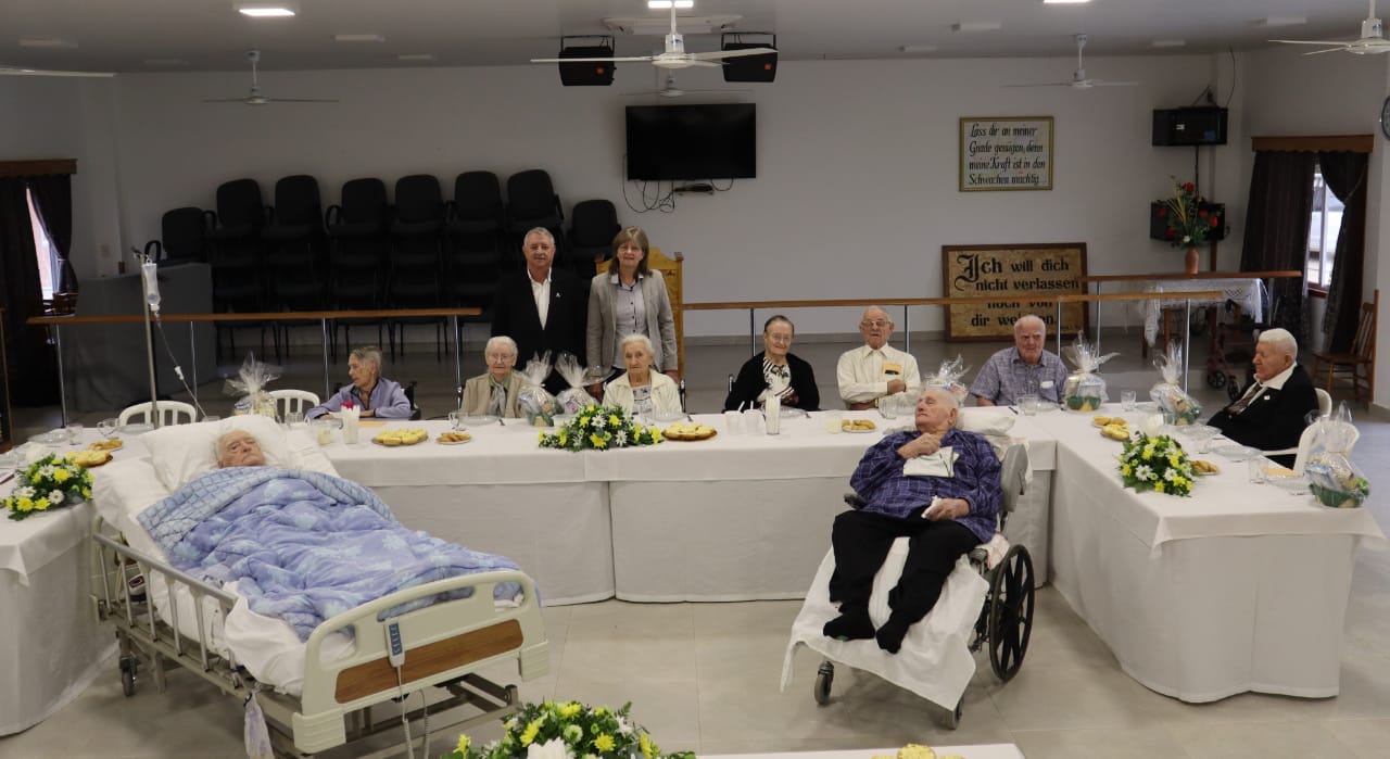 Celebración de cumpleaños para los pioneros fundadores de la Colonia Menno